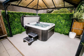 Beautiful City-Centre Townhouse with Hot Tub